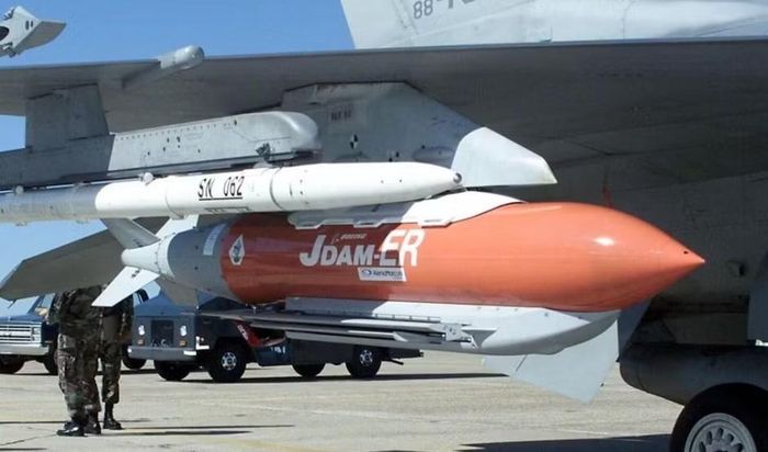 Hệ thống dẫn đường của JDAM kết hợp dẫn đường quán tính với GPS. Độ chính xác được công bố có thể đạt 5 mét CEP khi có GPS và khoảng 30 mét CEP khi chỉ sử dụng dẫn đường quán tính.