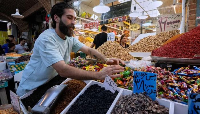 Xung đột bắt đầu ngày 28/2, khi Mỹ và Israel tiến hành các cuộc không kích nhằm vào Iran. Lãnh tụ tối cao Ali Khamenei cùng nhiều quan chức cấp cao Iran thiệt mạng.