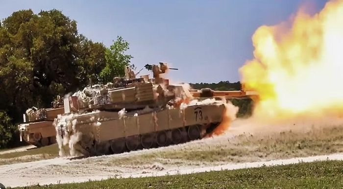 Xe tăng M1 Abrams còn chú trọng bảo vệ kíp xe khỏi các mối nguy hiểm khác trên chiến trường.