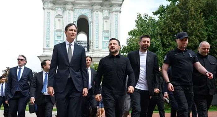 Ông Zelensky cho biết, Ukraine muốn tiến hành cuộc đối thoại "mang tính xây dựng và thực chất" với phái đoàn Mỹ. Nhà lãnh đạo Ukraine nhấn mạnh Kiev tập trung vào mục tiêu đạt được nền hòa bình bền vững cùng các cam kết bảo đảm an ninh vững chắc.
