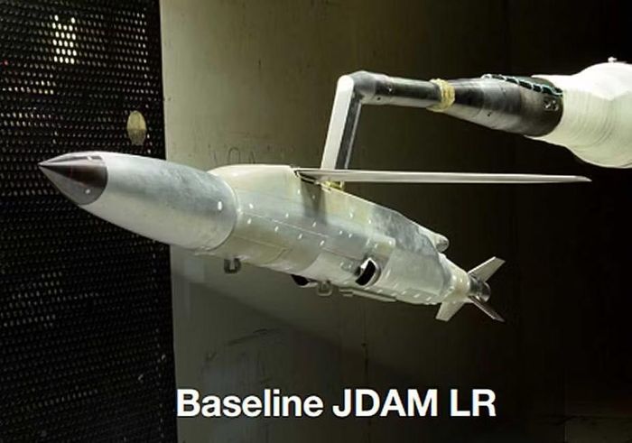 Lực lượng vũ trang Ukraine cũng sở hữu những máy bay chiến đấu tiềm năng - không chỉ là F-16, mà còn cả MiG-29 và Su-27 thế hệ cũ của Liên Xô đủ khả năng mang loại bom nói trên.
