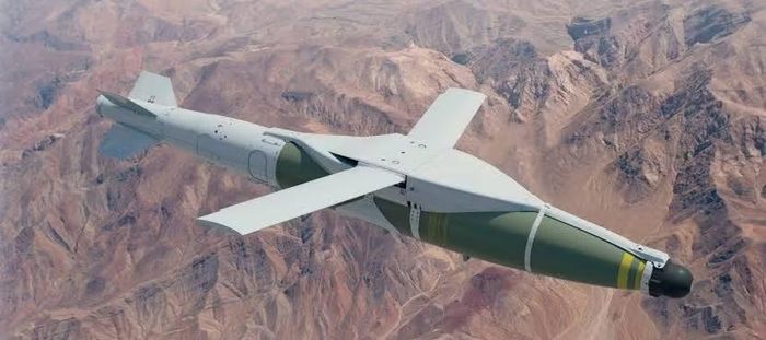 Bom dẫn đường GBU-75 JDAM-LR đã được thử nghiệm vào tháng 4/2026, bắn trúng mục tiêu ở cự ly lên tới 370 km. Nhà sản xuất tuyên bố tầm bắn tối đa tiềm năng lên tới 555 km.