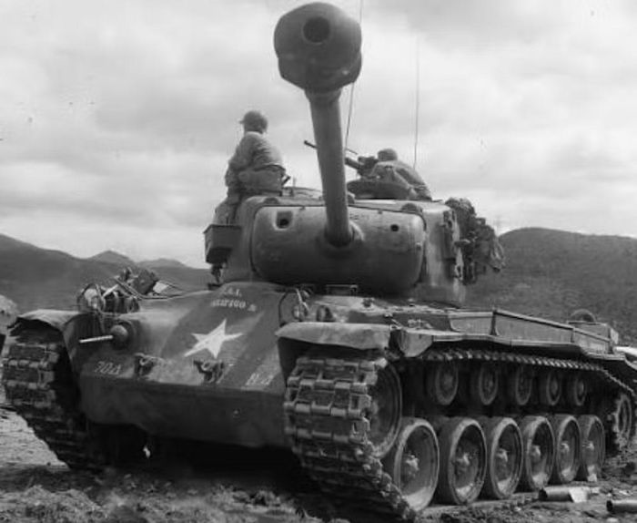 M26 Pershing bước vào chiến đấu tại khu vực sông Roer vào cuối tháng 2/1945. Ngày 25/2, các xe T26E3 thuộc Sư đoàn thiết giáp 3 bắt đầu giao chiến với quân Đức.