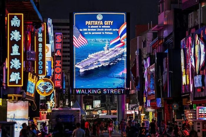 Màn hình LED tại Pattaya hiển thị chào đón các quân nhân Mỹ từ tàu sân bay USS Abraham Lincoln