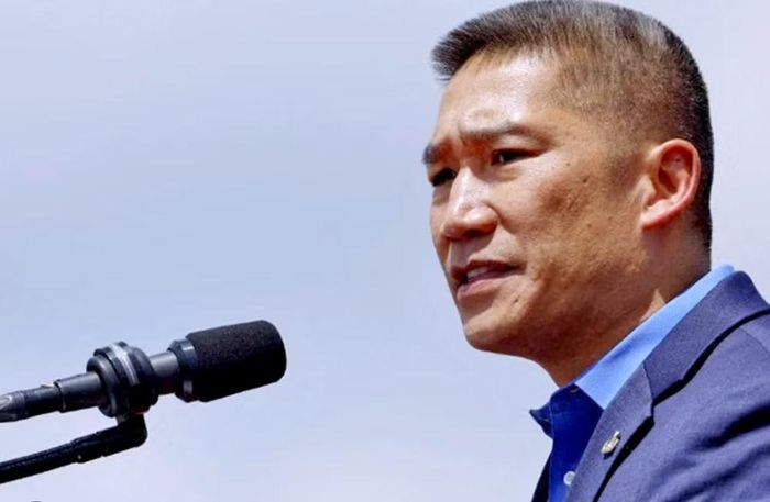 Hồi tháng 4, Thứ trưởng Hải quân Hùng Cao được bổ nhiệm làm quyền Bộ trưởng sau khi người tiền nhiệm John Phelan bị bãi nhiệm.