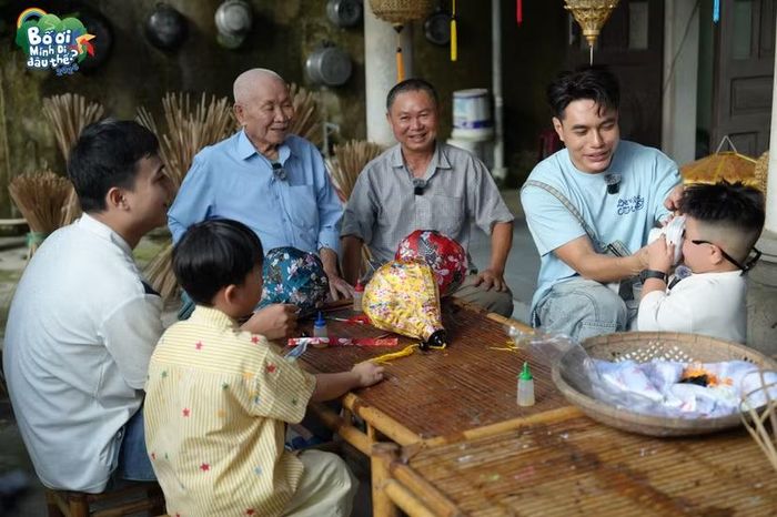 Hai cặp bố con Lê Dương Bảo Lâm - bé Kuphin và Huy R - bé Đậu học làm đèn lồng cùng Nghệ nhân Ưu tú Huỳnh Văn Ba và con trai Huỳnh Văn Trung.