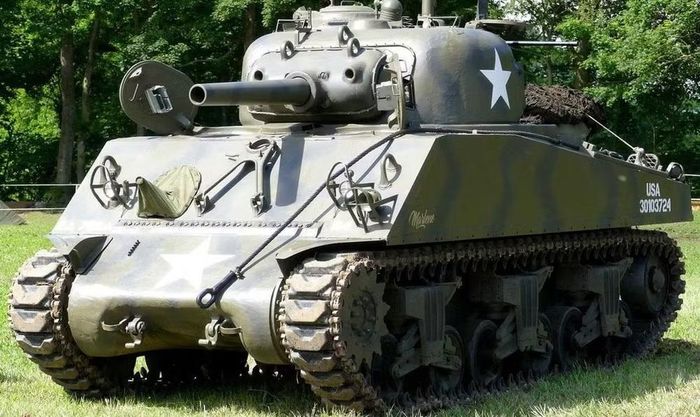 Thân xe Sherman có kết cấu tương đối rộng và cao. Thiết kế ban đầu sử dụng thân xe hàn hoặc đúc tùy phiên bản.