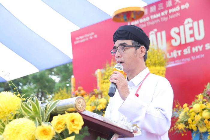 Giáo hữu Ngọc Quyền Thanh cai quản Họ đạo Cao Đài Chợ Lớn phát biểu tại lễ cầu siêu. Ảnh: L.G