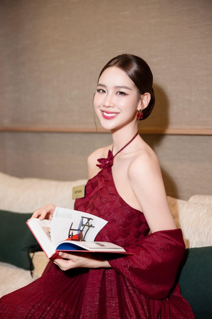 Hình ảnh của Bảo Ngọc trong những ngày đầu tham gia cuộc thi. Trước khi đến với Miss World 2026, Bảo Ngọc đã có kinh nghiệm thi sắc đẹp quốc tế. Cô giành ngôi vị Á hậu 1 Miss World Vietnam 2022, sau đó đăng quang Miss Intercontinental 2022 (Hoa hậu Liên lục địa). Ảnh: FBNV.