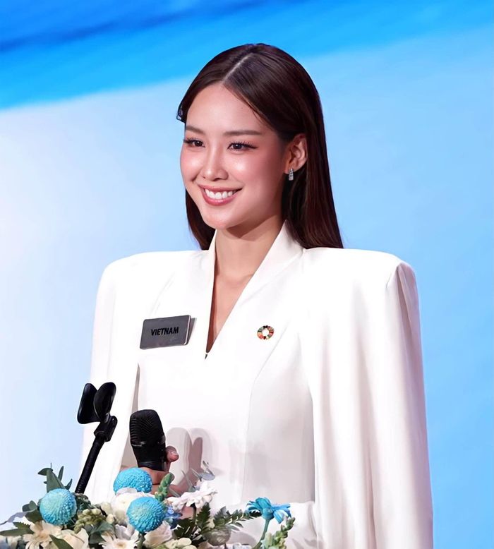 Bảo Ngọc cũng gây chú ý ở Head-to-Head Challenge, một trong những phần thi quan trọng của Miss World. Cô lựa chọn chủ đề biến đổi khí hậu và trách nhiệm của thế hệ trẻ. Trong phần trình bày, người đẹp giới thiệu Gen Zero, tổ chức cô đã theo đuổi trong nhiều năm với mục tiêu thúc đẩy người trẻ tham gia sâu hơn vào các vấn đề môi trường và phát triển bền vững. Khả năng ngoại ngữ cùng kinh nghiệm hoạt động xã hội giúp Bảo Ngọc thể hiện khá tự tin. Kết quả, cô lọt top 20 của Head-to-Head Challenge, tương đương top 5 khu vực châu Á - châu Đại dương. Ảnh: BTC.