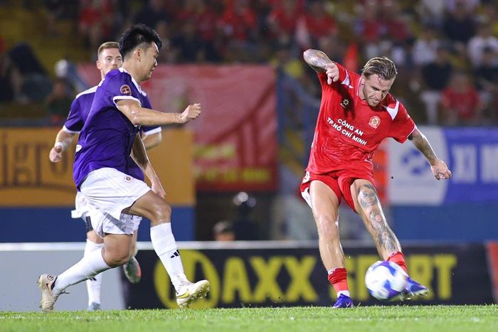  Andrew Jung đánh đầu rút ngắn tỷ số xuống 1-2 cho Hà Nội FC ở phút 65. Đến phút 83, Cummings dứt điểm đưa bóng chạm cầu thủ đối phương đổi hướng vào lưới, ấn định chiến thắng 3-1 cho CLB Công an TP.HCM. 