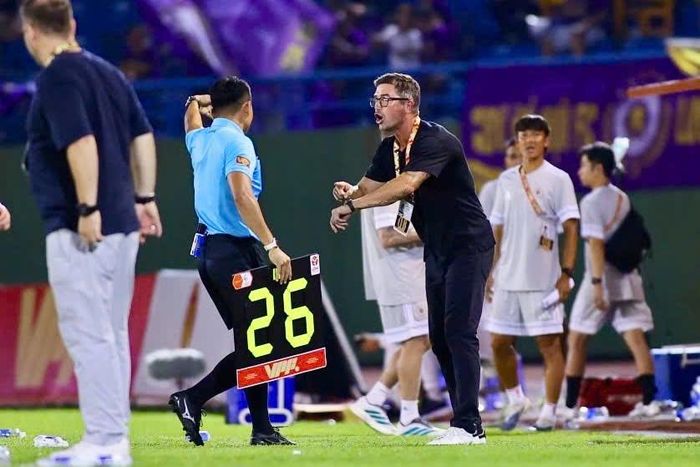  Huấn luyện viên Harry Kewell liên tục chỉ đạo Hà Nội FC. Nhà cầm quân người Australia tỏ ra sốt ruột khi đội khách nhập cuộc chủ động nhưng phải nhận bàn thua trước. 