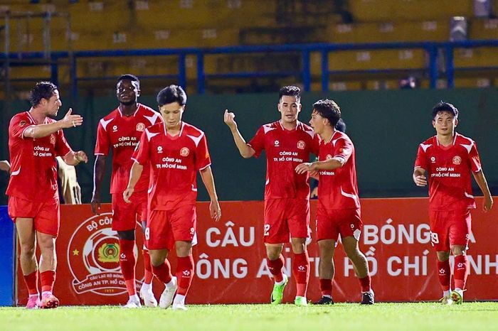  Tiến Linh đưa bóng vào lưới Hà Nội FC ở phút 16 nhưng bàn thắng bị VAR từ chối vì lỗi việt vị. Mười phút sau, tiền đạo số 22 bật cao đánh đầu từ quả tạt bên cánh, mở tỷ số cho CLB Công an TP.HCM. 