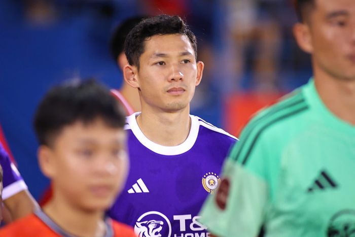  Hoàng Hên, Xuân Mạnh, Thành Chung và Hai Long nằm trong số bảy nhà vô địch ASEAN Cup được xếp đá chính. Đây là trận đấu những đồng đội ở tuyển Việt Nam trở thành đối thủ khi trở lại khoác áo câu lạc bộ. 