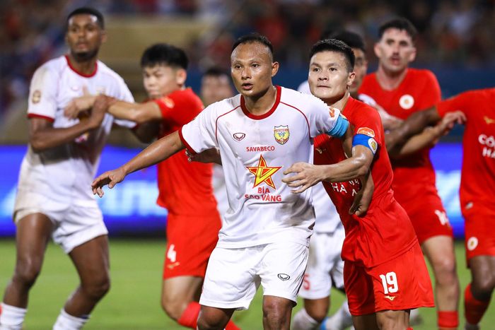 Ở tuổi 37, anh vẫn thể hiện được đẳng cấp bóng đá rất cao. Hoàng “Bò” đá ở vị trí đòi hỏi nhiều thể lực là hậu vệ phải, anh di chuyển liên tục, có mặt tại nhiều điểm nóng, trực tiếp tranh chấp với các ngôi sao của CLB Công an Hà Nội bên kia chiến tuyến.