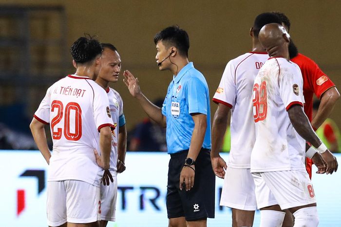 HLV trưởng đội Công an Hà Nội Alexandre Polking nói về Trọng Hoàng sau trận: “Tôi rất kinh ngạc về những gì mà Trọng Hoàng vẫn đang làm được ở thời điểm tuổi này của anh ấy. Tôi biết anh ấy từ thời điểm mà tôi làm ở đội tuyển quốc gia. Việc anh ấy vẫn duy trì được phong độ đến thời điểm hiện tại thể hiện bản thân Hoàng đã chăm lo cho bản thân rất tốt”.