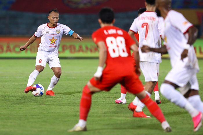 Đội trưởng của CLB Hà Tĩnh đá chính tại vòng mở màn V.League tại Hàng Đẫy tối qua (5/9). Anh ra mắt hạng đấu cao nhất của bóng đá Việt Nam ở mùa 2007 tại Sông Lam Nghệ An. 2026/27 là mùa V.League thứ 21 liên tiếp trong sự nghiệp phi thường của Hoàng “Bò”.