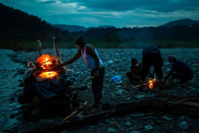 Người thân của Prabita Roila, 32 tuổi, thắp giàn hỏa táng cho cô bên sông Suryamati ở huyện Nuwakot (Nepal) ngày 30/8. Roila thiệt mạng trong trận lũ quét và sạt lở bùn đất gây hậu quả nghiêm trọng tại khu vực.