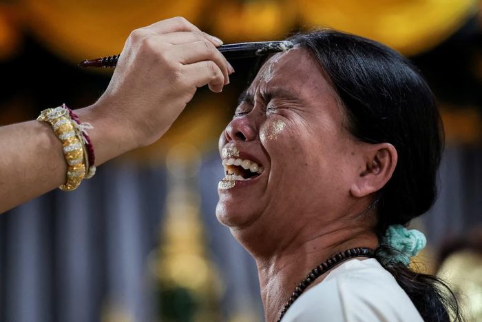 Một tín đồ được phủ những lá vàng lên mặt trong nghi lễ “Na Na Thong”, hay còn gọi là nghi thức ban phước bằng lá vàng, tại một đền thờ ở tỉnh Ayutthaya (Thái Lan) ngày 30/8. Nghi lễ linh thiêng này được tin là có thể mang lại tài lộc và may mắn.