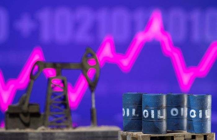  Khi dầu Brent đang trên 95 USD/thùng, Bộ trưởng Tài chính Mỹ Scott Bessent lại dự báo giá có thể giảm hơn một nửa nhờ nguồn cung dồi dào sau xung đột Iran. Ảnh: Reuters.