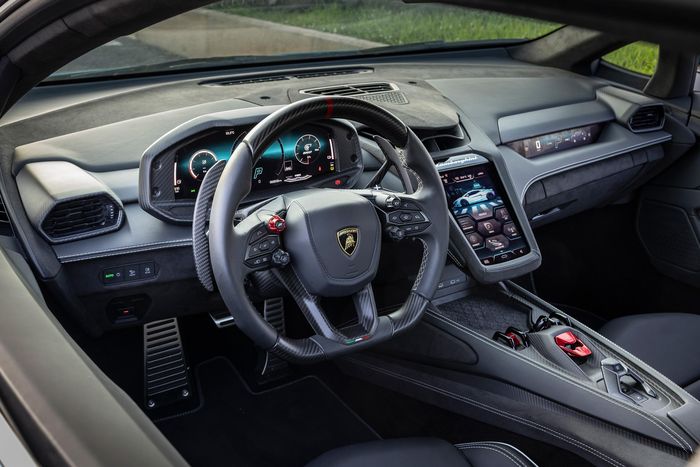  Lamborghini không nêu rõ những nâng cấp cho mẫu xe công vụ này. Chiếc xe sẽ vẫn được lắp đặt hệ thống đèn và còi khẩn cấp, hệ thống liên lạc radio chuyên dụng... 