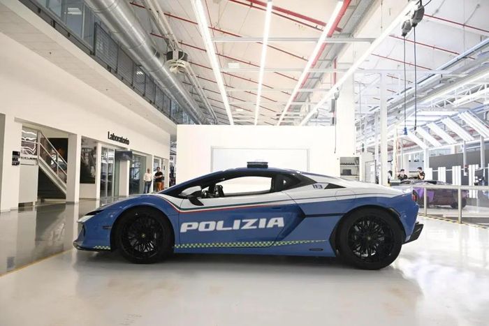  Tương tự các "đàn anh" Gallardo, Huracan hay Urus, siêu xe này vẫn mang tông màu xanh Polizia di Stato Blue/trắng đặc trưng, cùng logo "Polizia" cỡ lớn trên 2 bên thân. 