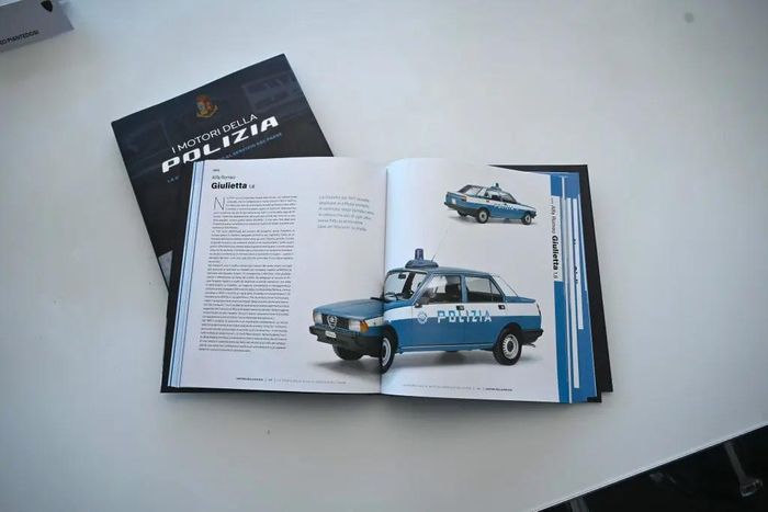  Cuốn sách "I Motori Della Polizia" (Những chiếc xe cảnh sát) cũng được ra mắt chung với siêu xe này. Ấn phẩm này là sự tri ân cho những cỗ máy tốc độ biểu tượng của một trong những lực lượng cảnh sát nổi tiếng nhất thế giới. 