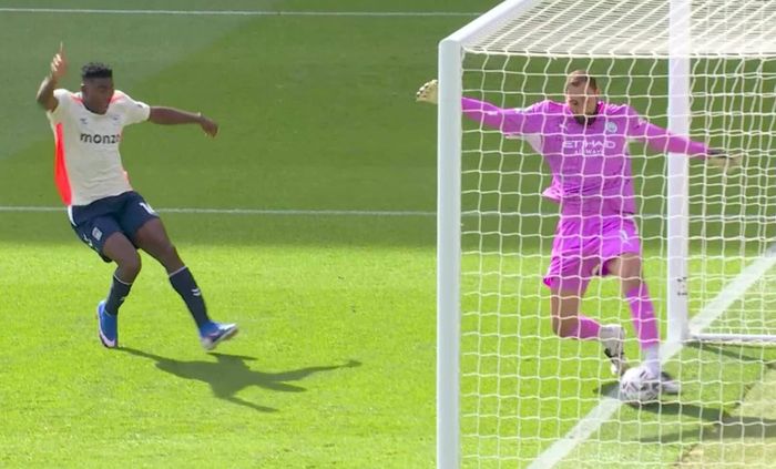  Donnarumma suýt để bóng trôi qua vạch vôi. 