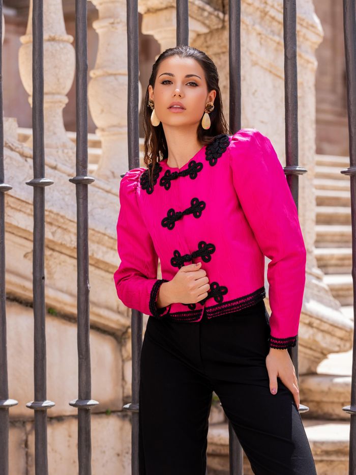 Hình ảnh đời thường của Elisabeth Reynés Alabern. Cô theo đuổi phong cách thời trang thanh lịch, kín đáo. Những năm qua, á hậu cũng tham gia nhiều hoạt động xã hội, thiện nguyện.