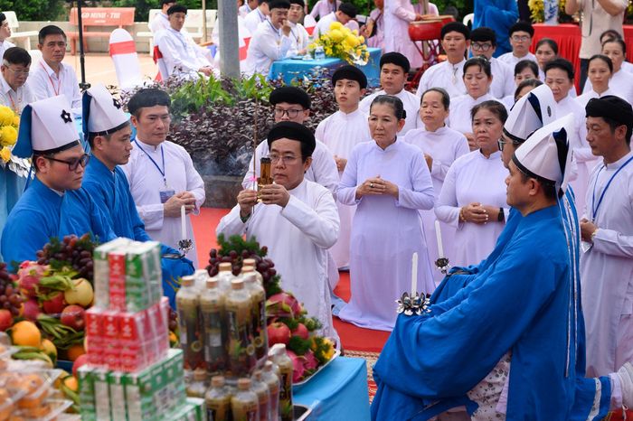 Buổi lễ do Họ đạo Cao Đài Chợ Lớn tổ chức, gồm các nghi thức truy điệu, dâng hương, dâng hoa, Đăng điện cúng tế và cầu siêu theo nghi thức của Đại Đạo Tam Kỳ Phổ Độ - Tòa Thánh Tây Ninh.