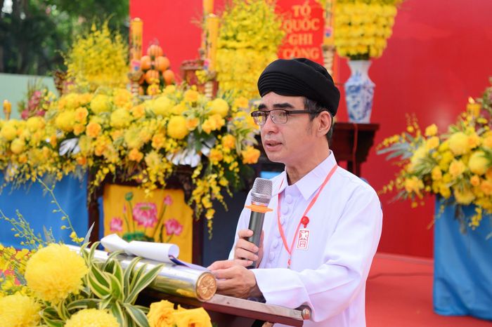 Giáo hữu Ngọc Quyền Thanh, Trưởng ban Cai quản Họ đạo Cao Đài Chợ Lớn, đọc điếu văn tưởng niệm, nhắc về những liệt sĩ được tìm thấy và quy tập sau nhiều thập kỷ.