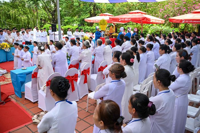 Các nghi thức được thực hiện trước sự chứng kiến của đông đảo đồng đạo. Mỗi phần lễ thể hiện lòng thành kính đối với anh linh các liệt sĩ và nguyện cầu bình an cho đất nước, nhân dân.