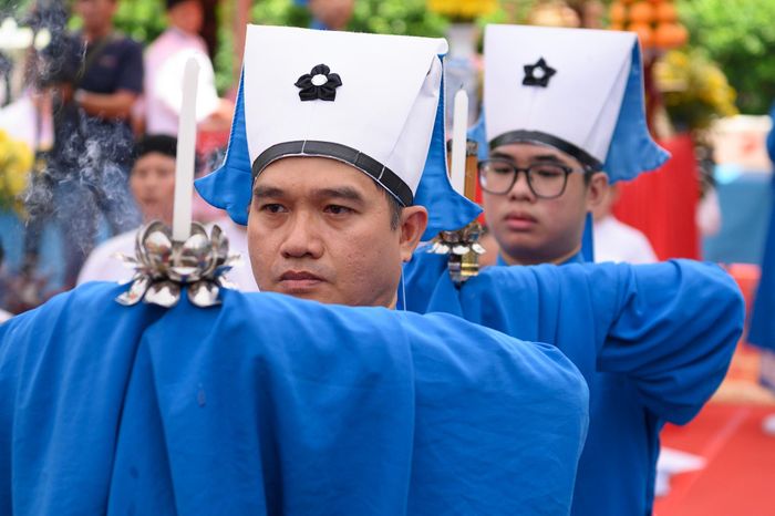 Trong nghi thức cúng tế, các lễ sĩ lần lượt thực hiện các tuần dâng rượu, dâng hoa và dâng trà. Các lễ phẩm được chuẩn bị chu đáo, thể hiện lòng thành kính.