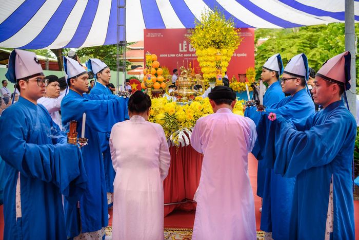 Các lễ sĩ thực hiện những nghi thức trong lễ Đăng điện cúng tế. Các động tác diễn ra theo trình tự nghi lễ, tạo không khí trang nghiêm.
