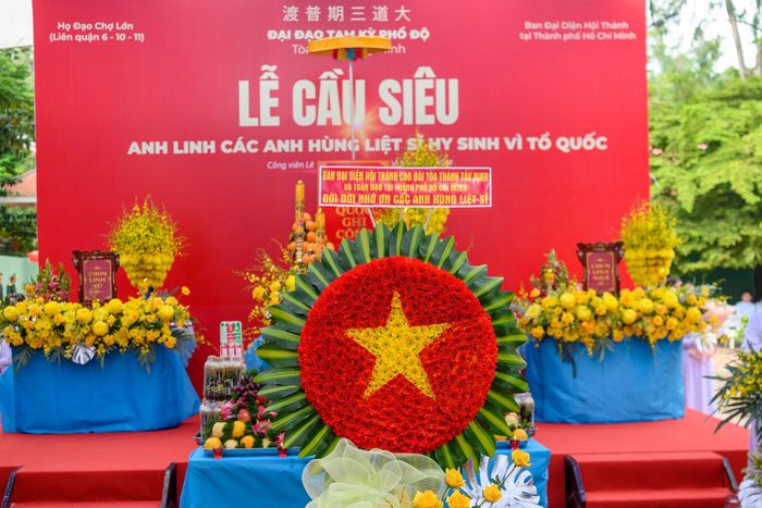 Những nén hương được thắp lên, khép lại buổi lễ trong không gian trang nghiêm, thành kính tại Công viên Lê Thị Riêng.