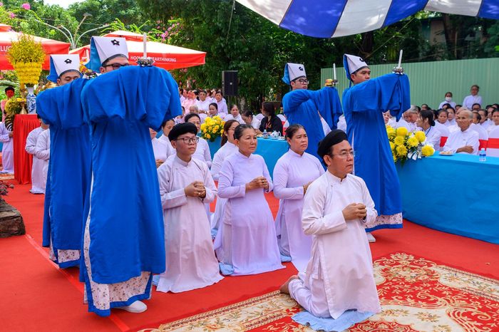 Trong không gian hành lễ, các nghi thức được thực hiện tuần tự với dâng rượu, dâng hoa, dâng trà và tụng kinh cầu siêu. Đồng đạo thành tâm cầu nguyện cho anh linh các liệt sĩ được siêu thăng nơi cõi Thiêng Liêng Hằng Sống.