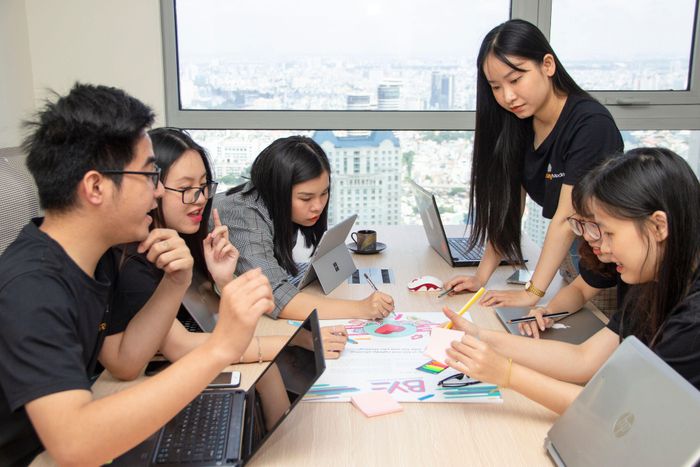  Dân văn phòng nên đứng dậy và đi lại nhiều hơn. Ảnh minh họa: Van Tay Media/Pexels. 