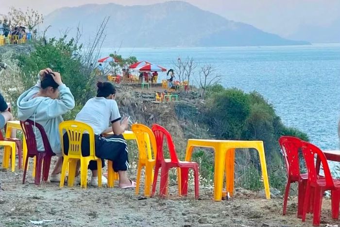 Nhiều người dân, du khách ngồi uống nước và ngắm cảnh sát mép vực hồi cuối tháng 5. Ảnh: C.Đ.Đ.
