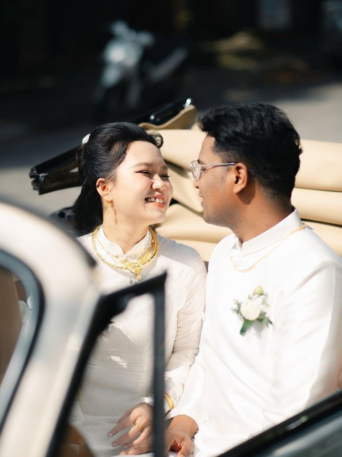  Amit và Hương yêu và cưới nhau sau chuyến du lịch ở Việt Nam. 