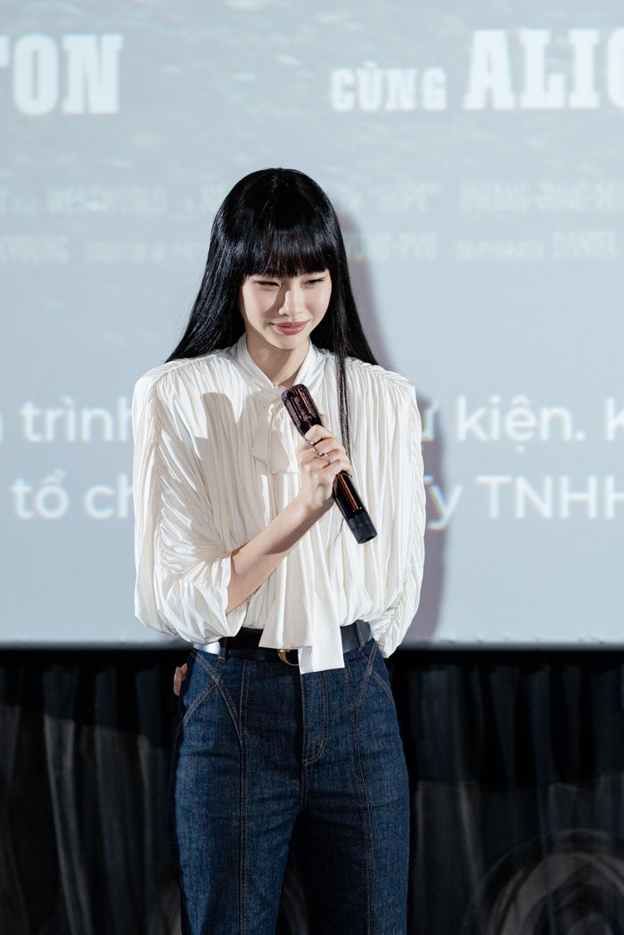 Đầu tháng 9, Jung Ho Yeon cùng ê-kip đã có mặt tại TP.HCM để quảng bá Hope: Vùng tử địa. Trong hai ngày 1-2/9, ê-kíp tham gia chuỗi hoạt động gặp gỡ báo chí, phỏng vấn truyền thông, công chiếu và giao lưu với khán giả tại một số suất chiếu đặc biệt. Jung Ho Yeon gây chú ý với thái độ thân thiện, chủ động tương tác và thử nói một số câu tiếng Việt. Chuyến đi diễn ra ngay trước thời điểm phim ra rạp trong nước, cho thấy Việt Nam được xem là một điểm đến đáng chú ý trong chiến dịch quảng bá quốc tế của Hope. Ảnh: CGV.