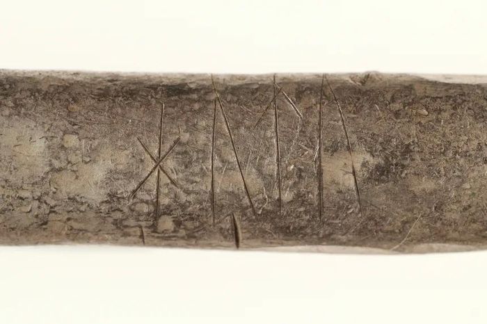 Hàng trăm vật phẩm bằng bạc, trong đó có những thỏi bạc có khắc chữ rune được tìm thấy trong những chiếc bình đất sét nguyên bản. Ảnh: Nordjyske Museer.