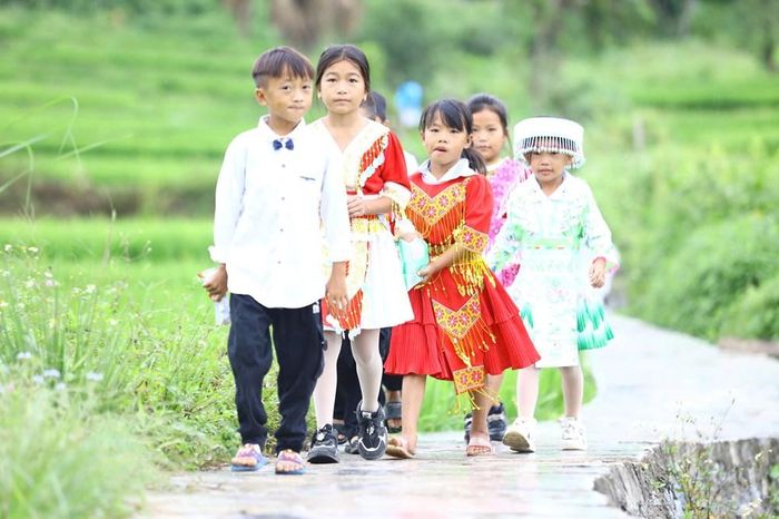 Hiện nay đường đi đã thuận tiện hơn xưa giúp hành trình đi tìm con chữ của trẻ em đồng bào thuận lợi hơn