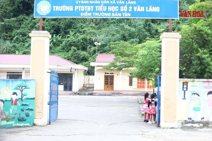 Điểm trường ở xóm Bản Tèn, xã Văn Lăng nằm ẩn mình giữa đại ngàn núi rừng, ít ai biết, cách đây hơn 10 năm xóm này từng là mảnh đất hoang sơ
