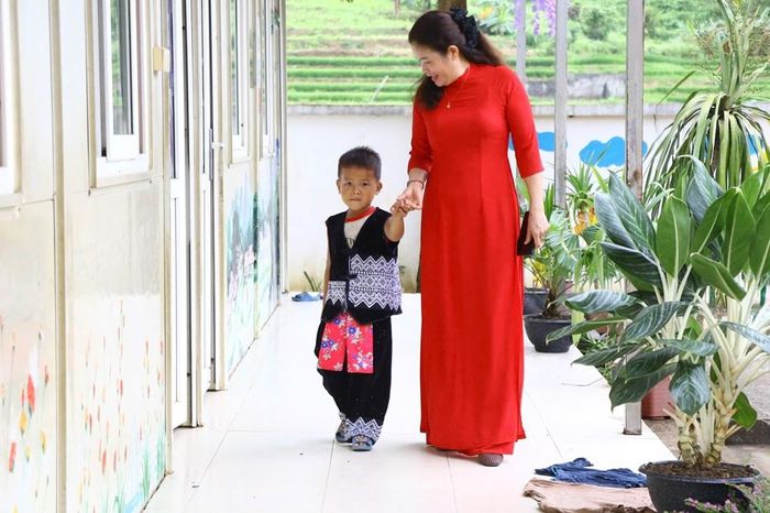 Cô Lâm Thị Tháng - giáo viên điểm trường Bản Tèn đưa học sinh vào lớp dự khai giảng
