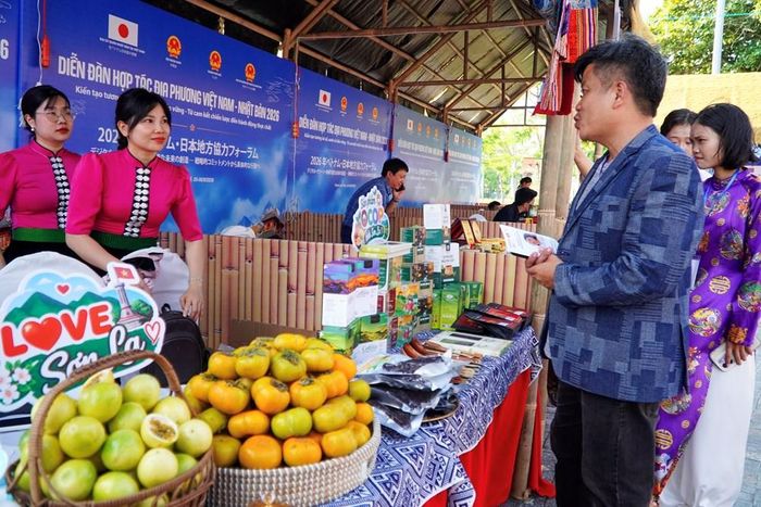 Không gian trưng bày, giới thiệu sản phẩm đặc trưng của các địa phương, đơn vị. Ảnh: S.Thùy