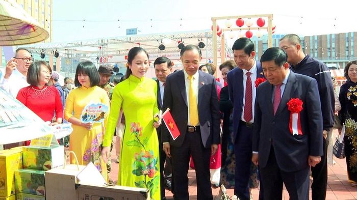Các đại biểu tham quan gian quảng bá văn hóa, du lịch Việt Nam
