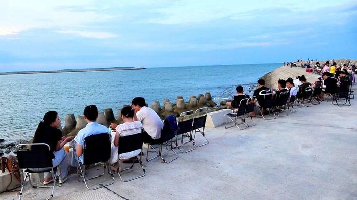 Du khách tận hưởng làn gió biển trong lành