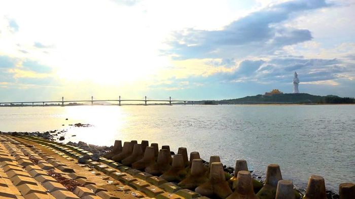 Hoàng hôn nhuộm vàng biển An Phú