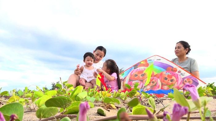 Trẻ em vui chơi, khám phá thiên nhiên bên bờ biển
