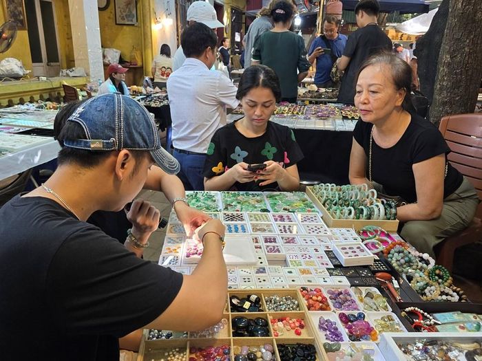Phiên chợ đá quý tại phố Hoàng Hoa Thám chỉ diễn ra trong sáng Chủ nhật hằng tuần